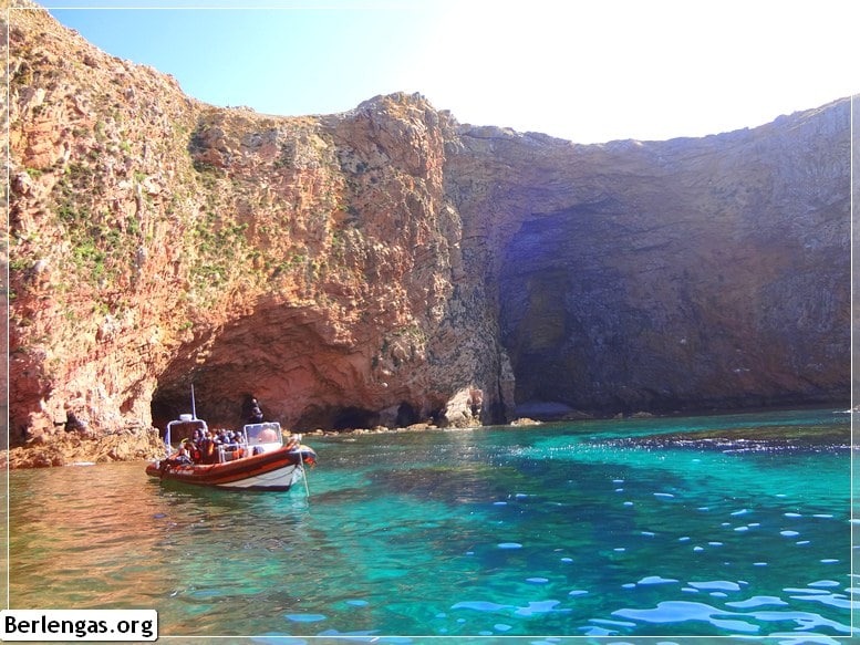 Explorar as grutas das Berlengas de barco
