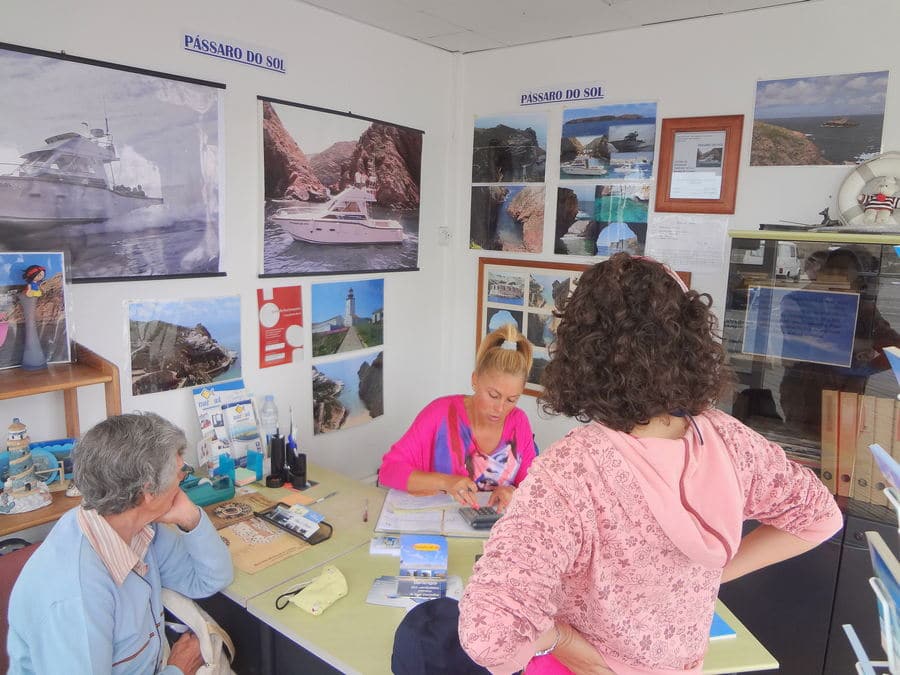 Enter an agency to buy a boat ticket to Berlengas